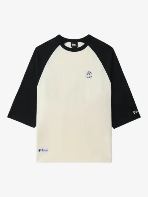 NEW ERA CAP playera con mangas raglán y logo estampado
