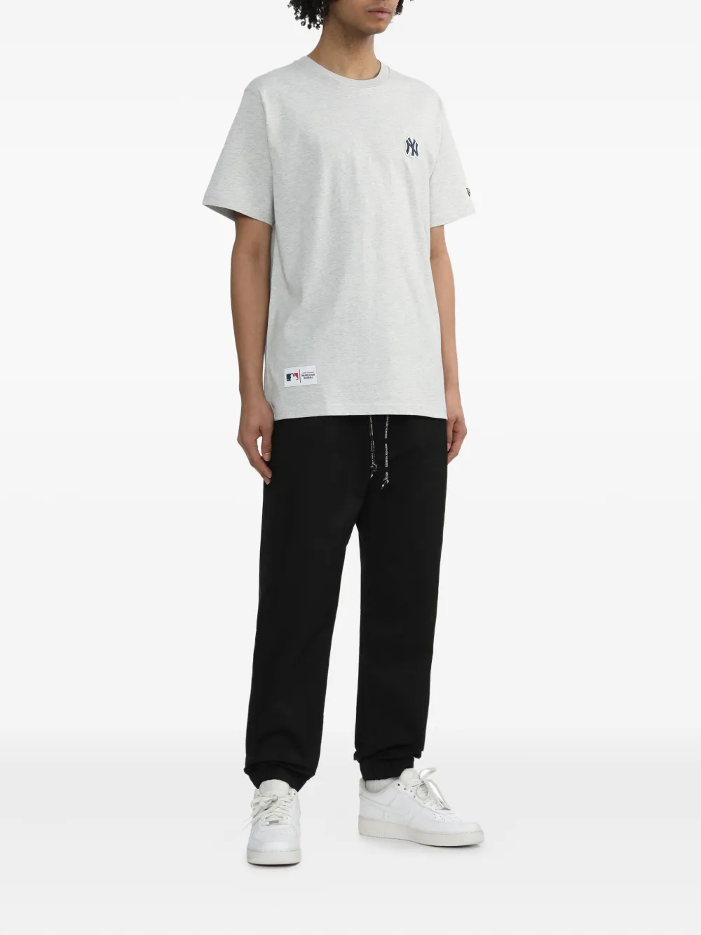 NEW ERA CAP logo-patch cotton T-shirt - Grijs