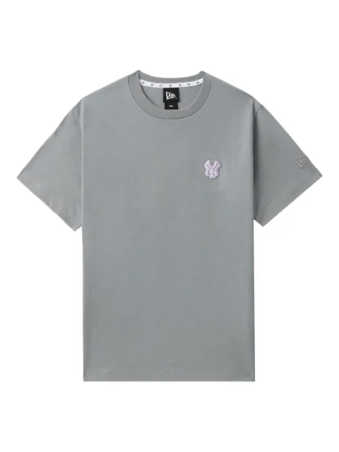 NEW ERA CAP playera con parche del logo
