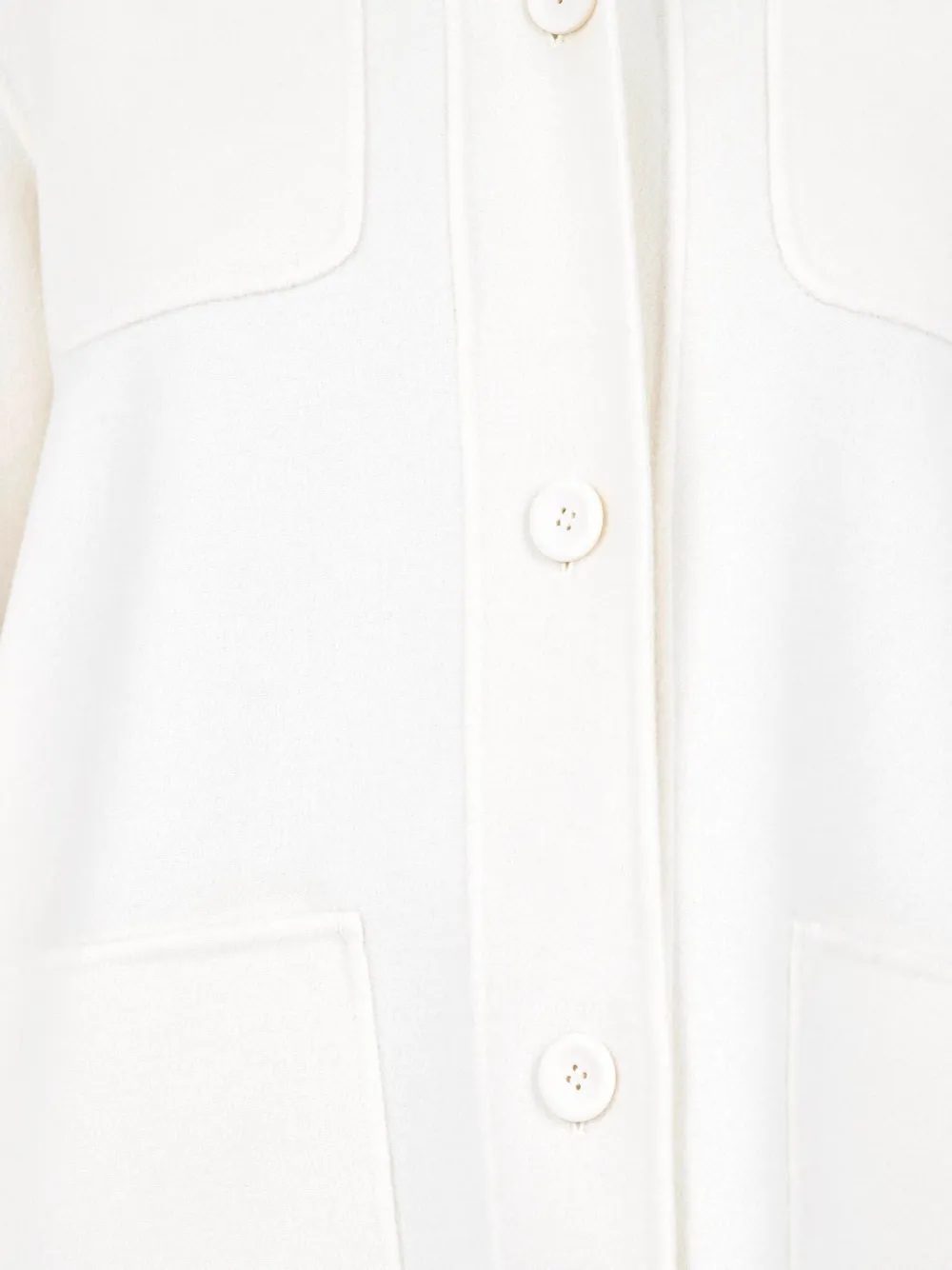Max Mara Shirtjack met zak en knopen Beige
