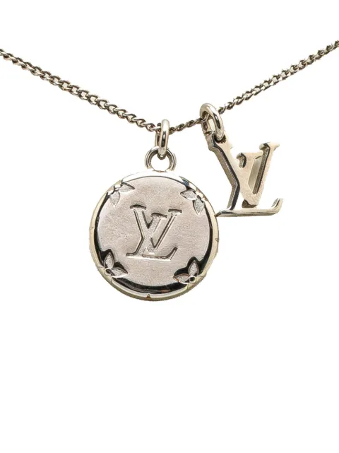 Louis Vuitton Pre-Owned قلادة 'مونوغرام تشارمز' مطلية بالفضة بدلاية 2021