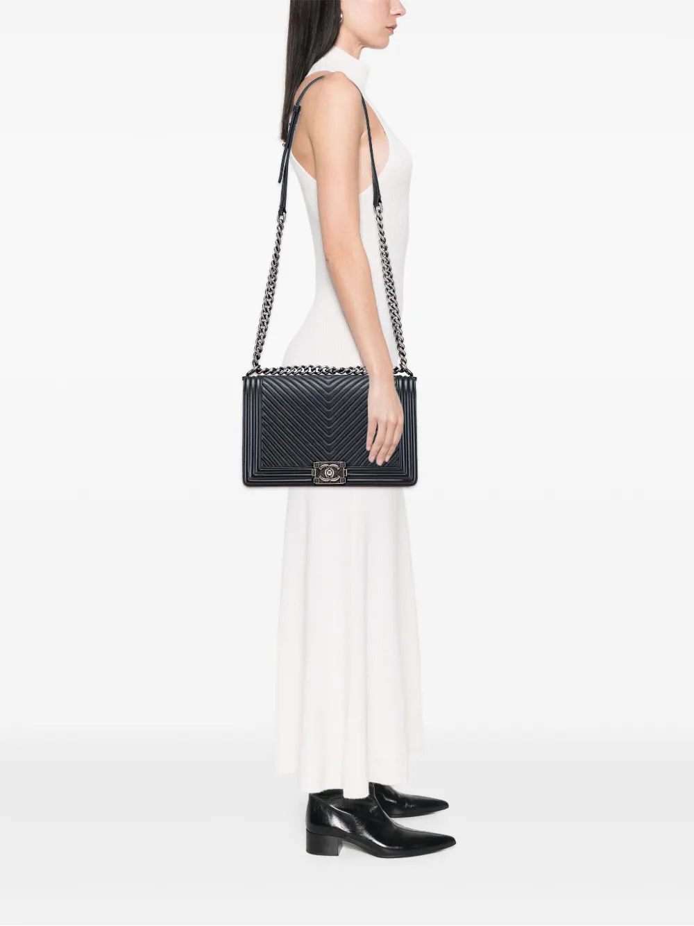 CHANEL Pre-Owned 2014-2015 Medium Chevron Wrinkled Lambskin Boy Flap crossbody bag | Pre-Owned | Image 2
