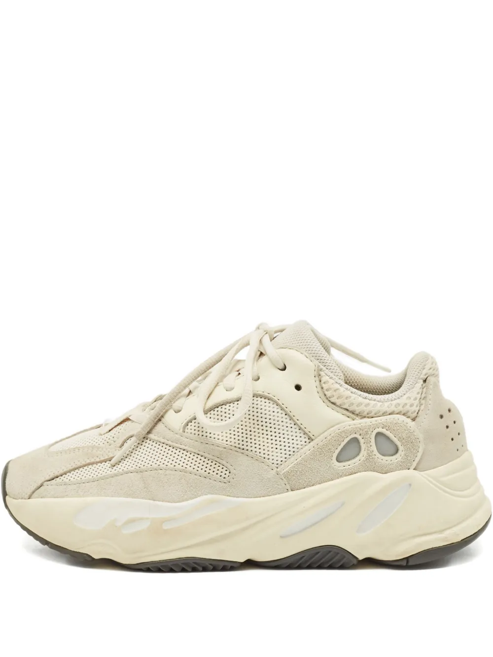 adidas Yeezy 700 Sneakers aus Mesh-Wildleder - Nude