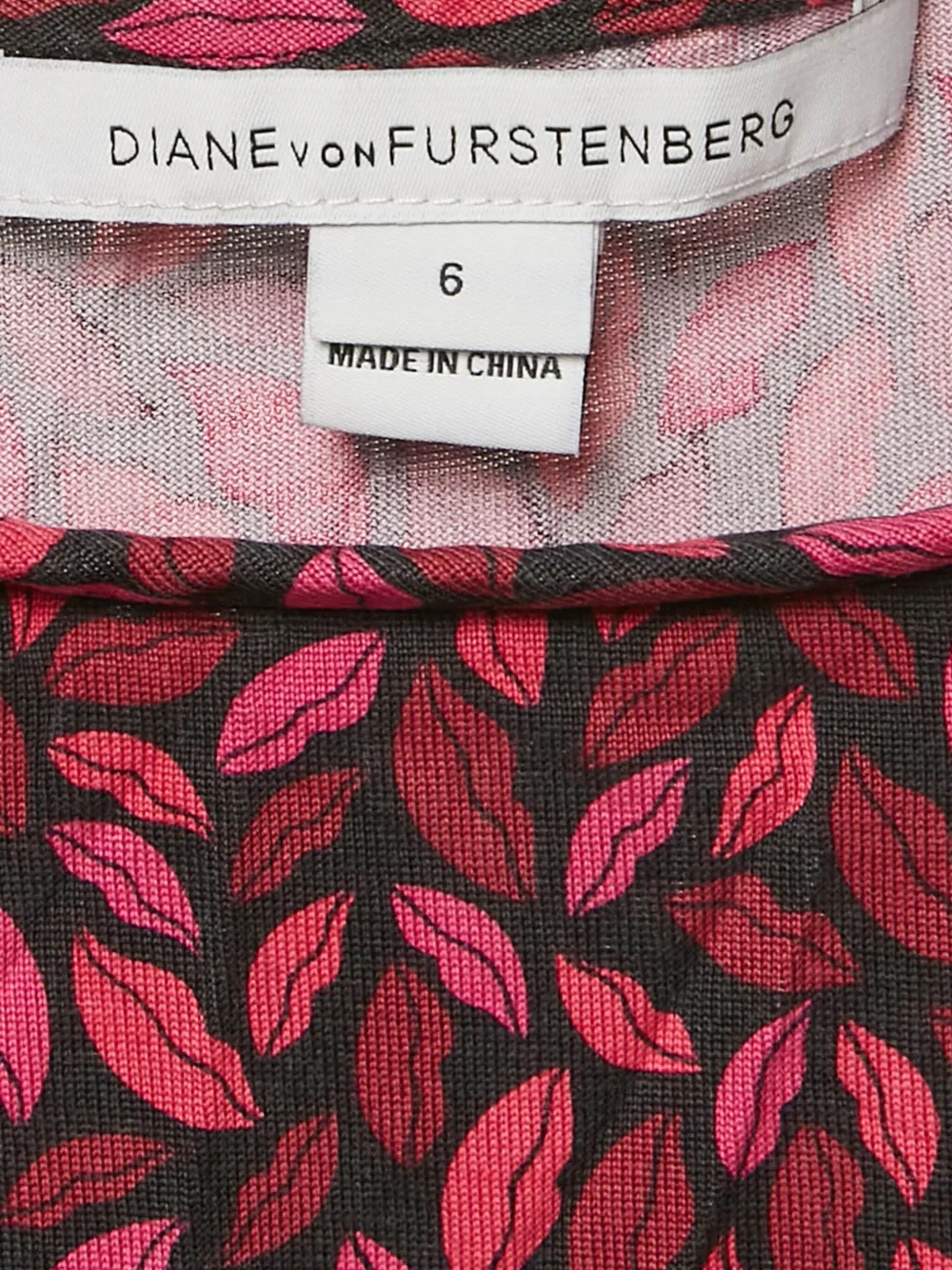 Pre-owned Diane Von Furstenberg Vintage Lips-print Ruched Mini Dress In Red