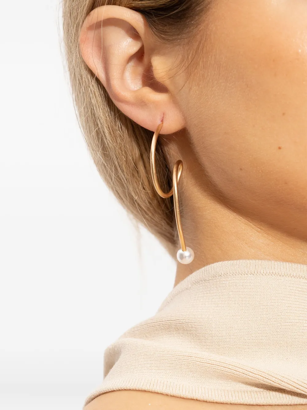 Cult Gaia Tazia pearl-embellished twisted hoop earrings - Goud