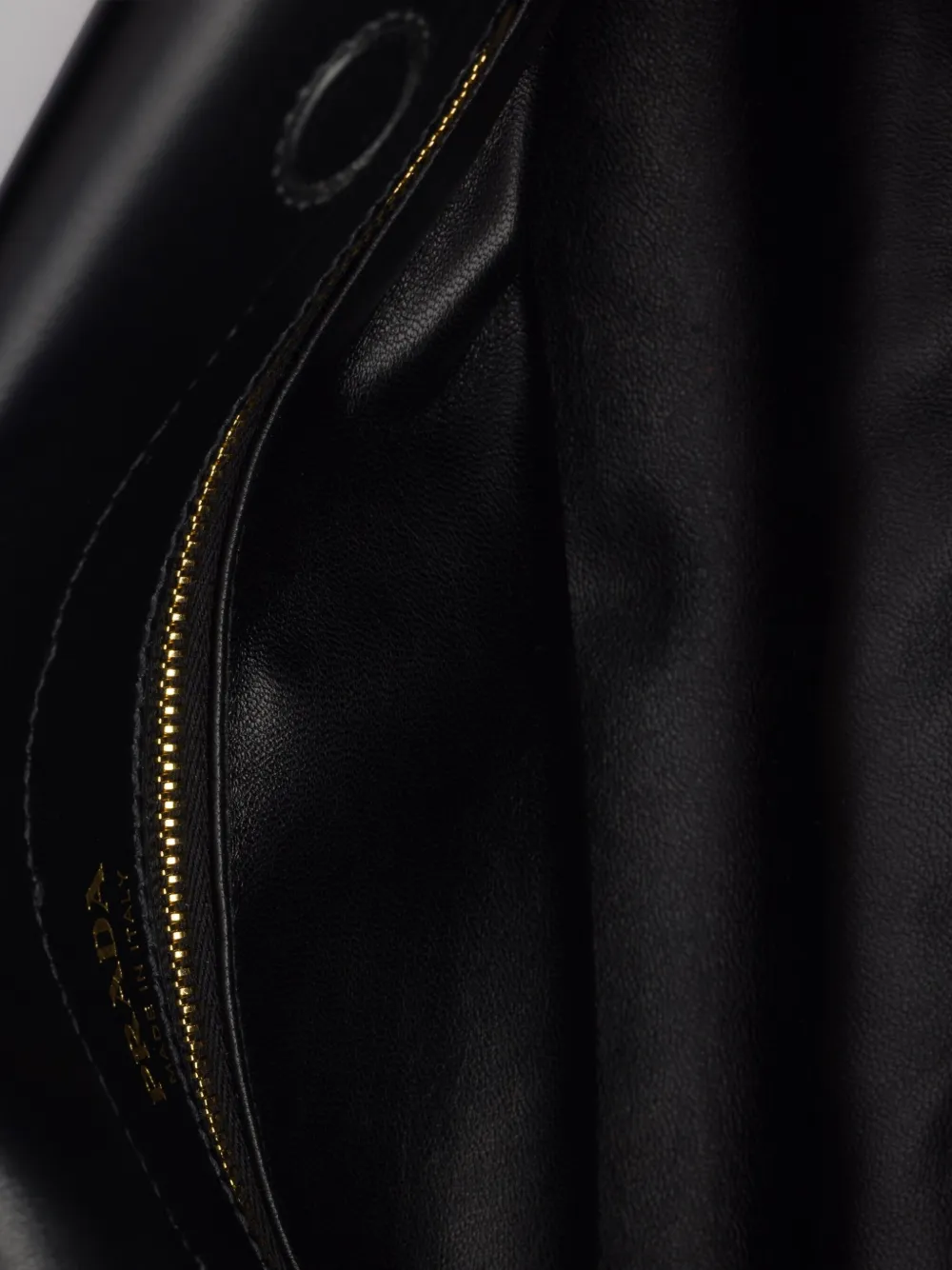 Prada Enchaîné medium leren schoudertas Zwart