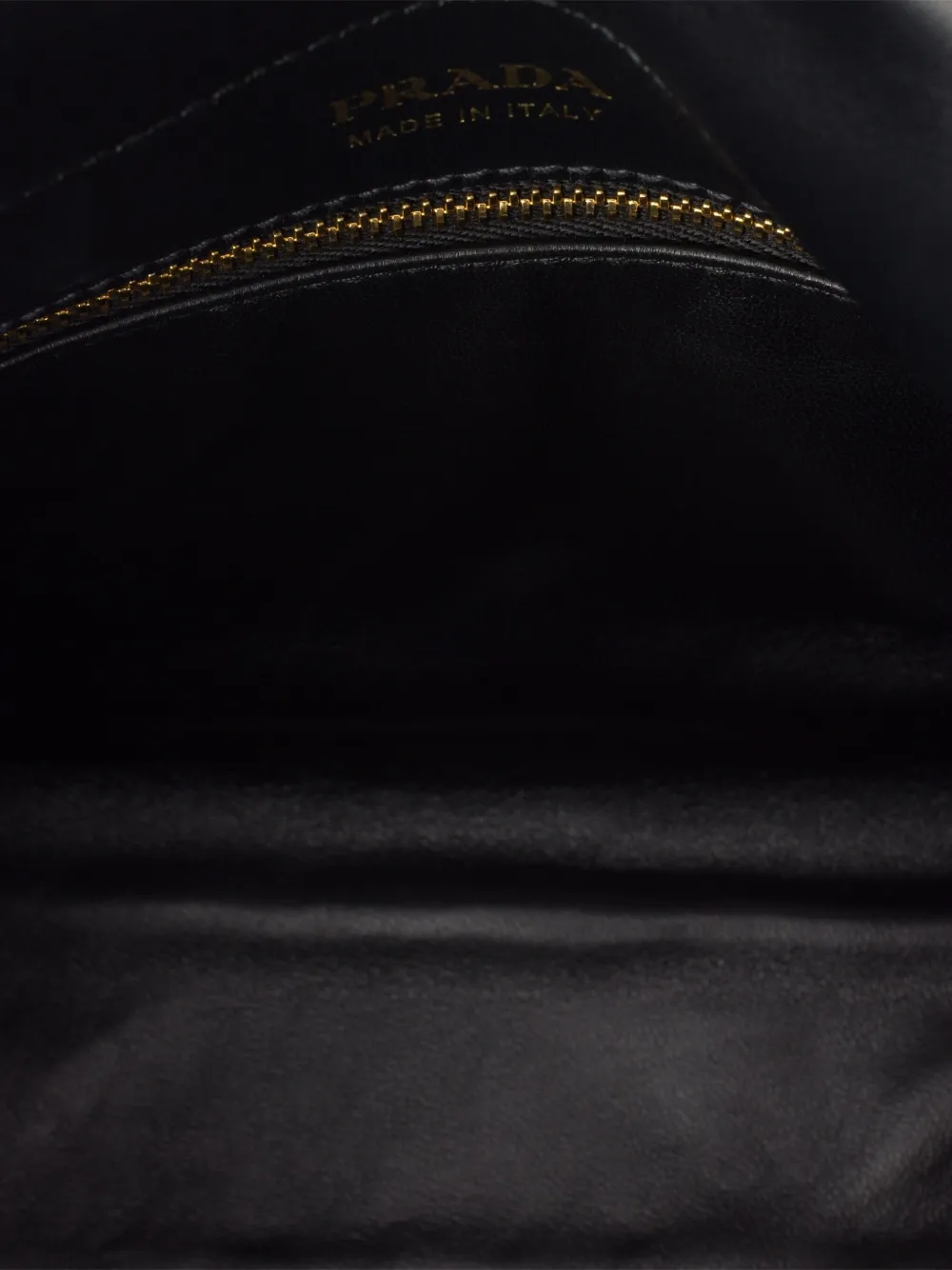 Prada Echaîné leren kleine crossbodytas met kettinghengsel Zwart