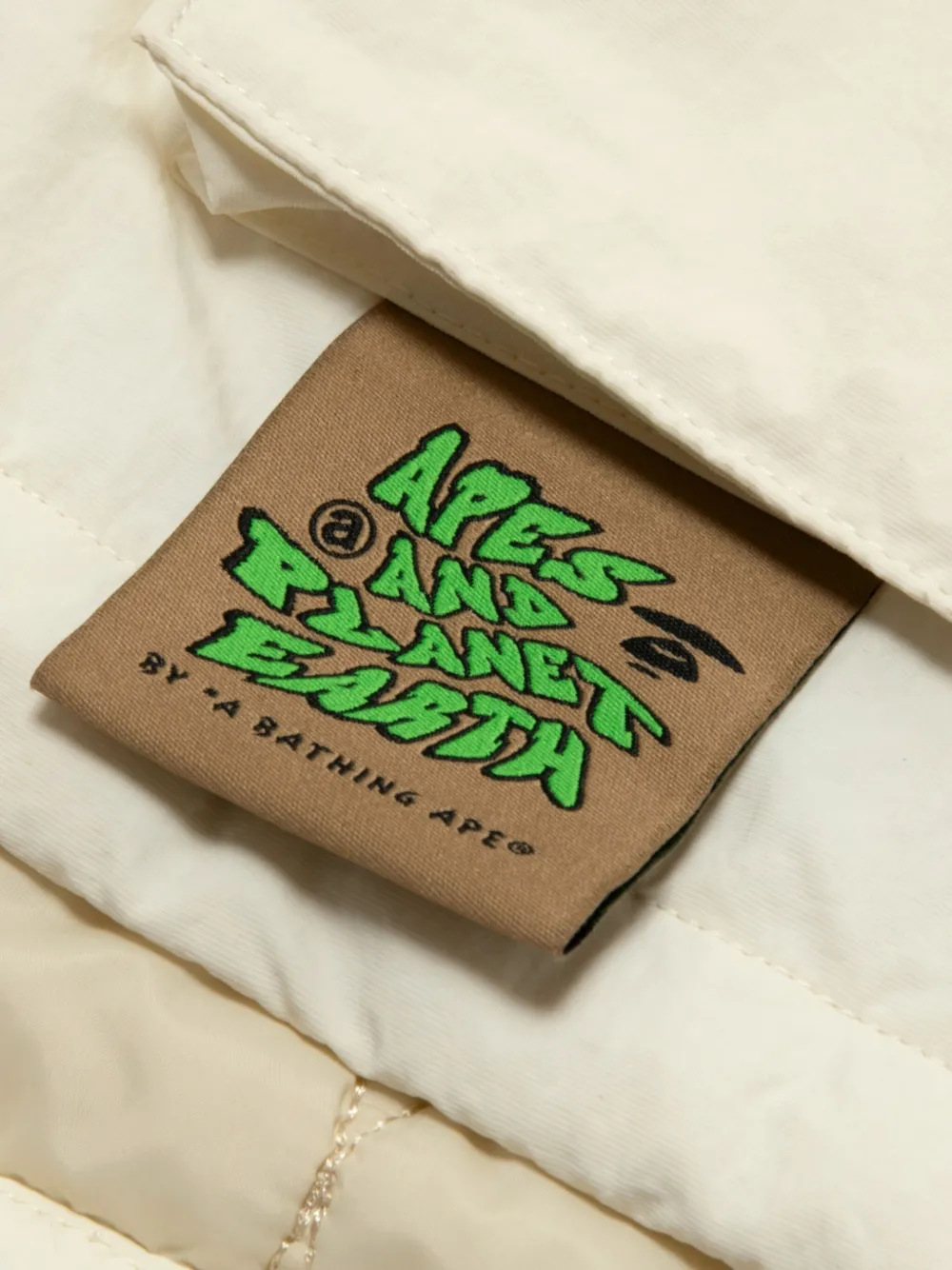AAPE BY *A BATHING APE Jack met capuchon en logopatch Beige