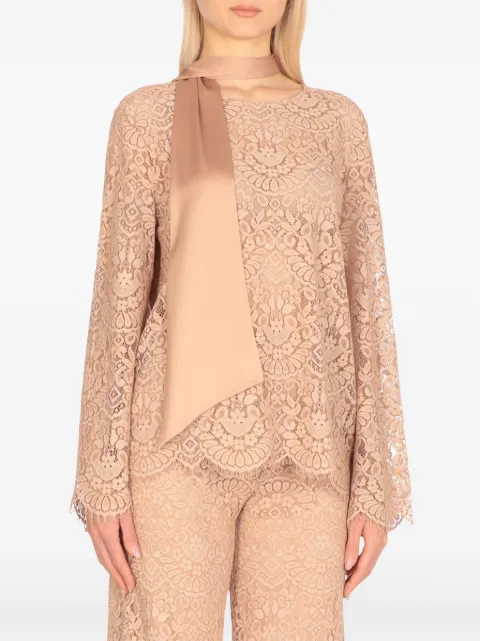 D.Exterior scalloped-hem blouse