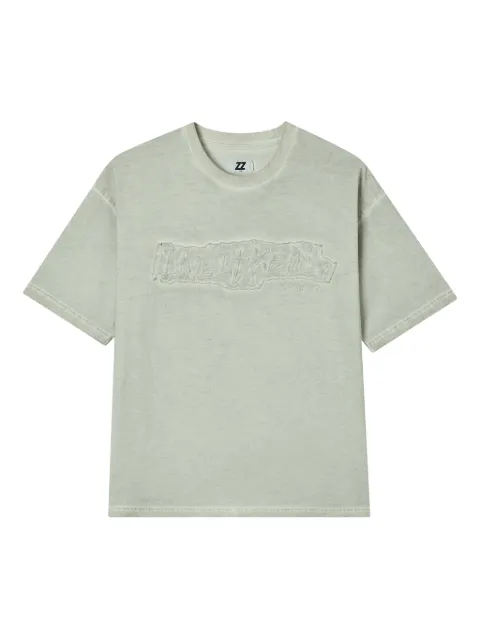izzue playera con logo en relieve