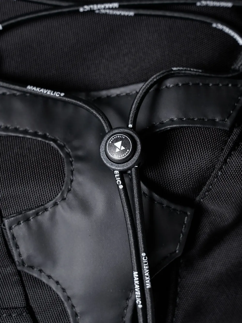 Makavelic Delta Messenger Bag In Black