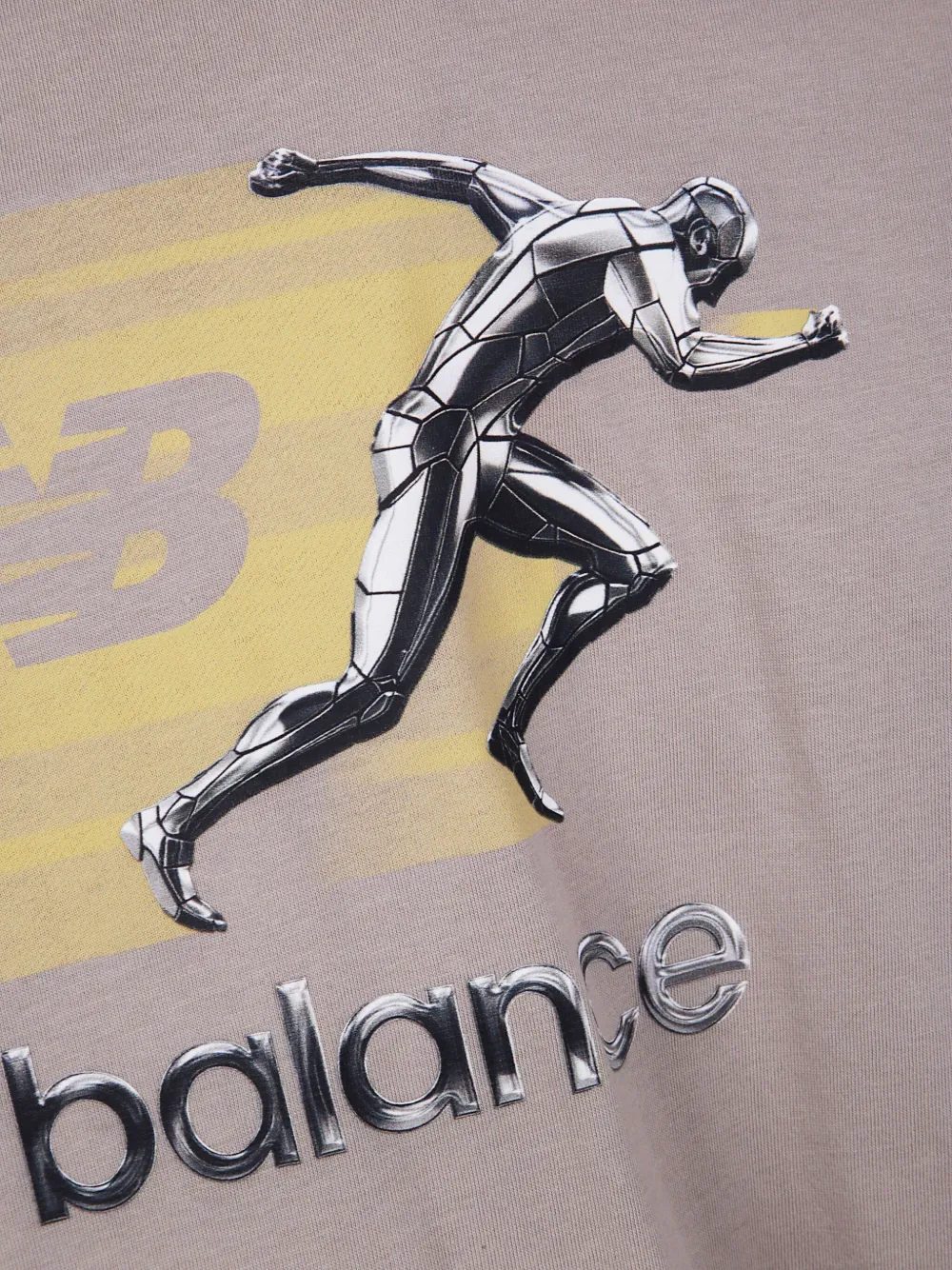 New Balance Chrome Runner T-shirt met metallic print Beige