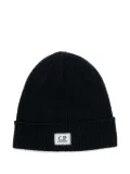 C.P. Company Kids ribbed logo-plaque beanie - Blue