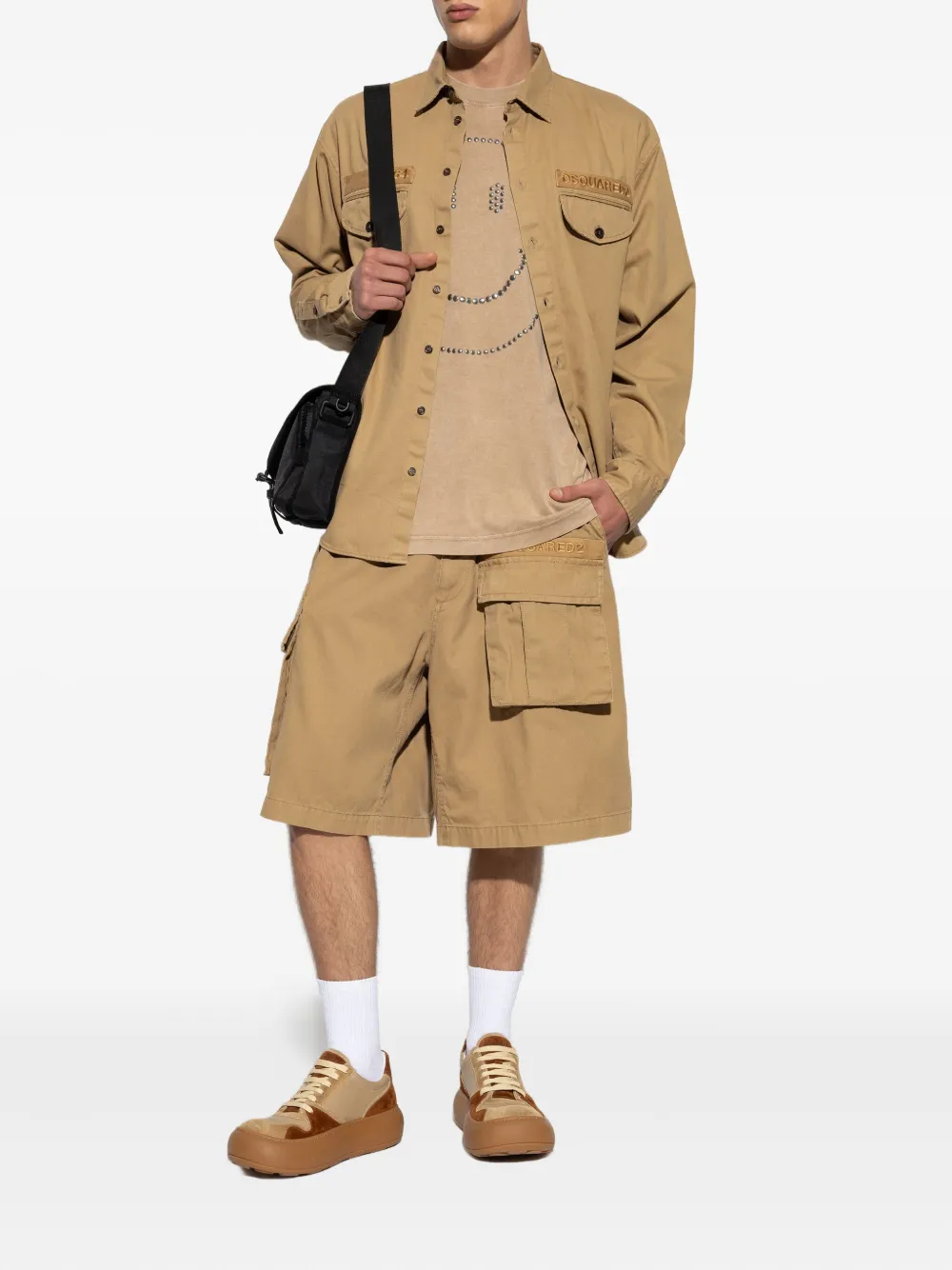 DSQUARED2 Shorts met cargozak en logoplakkaat - Bruin