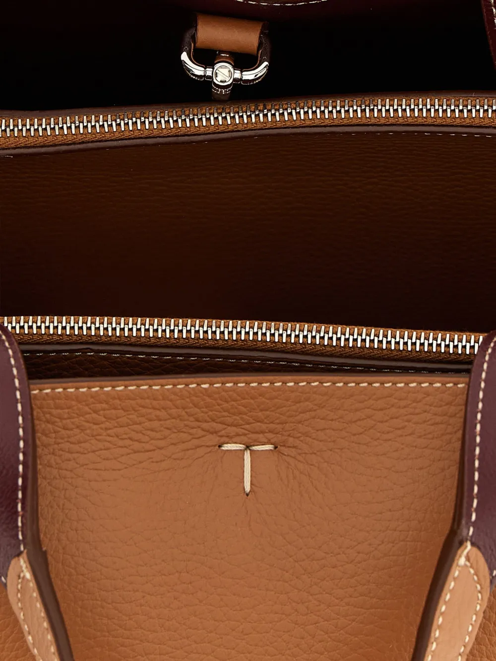 Tod's medium logo-charm tote bag Bruin