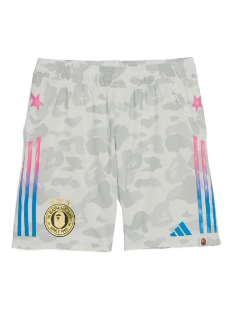 adidas shorts con estampado militar