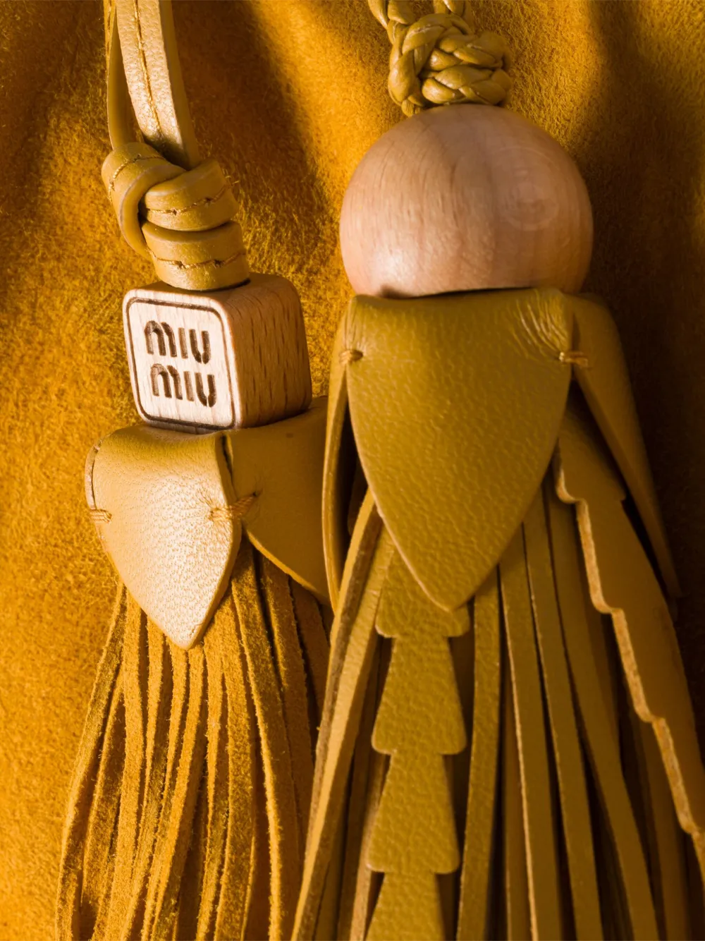 Miu Leren shopper met kwastje Geel