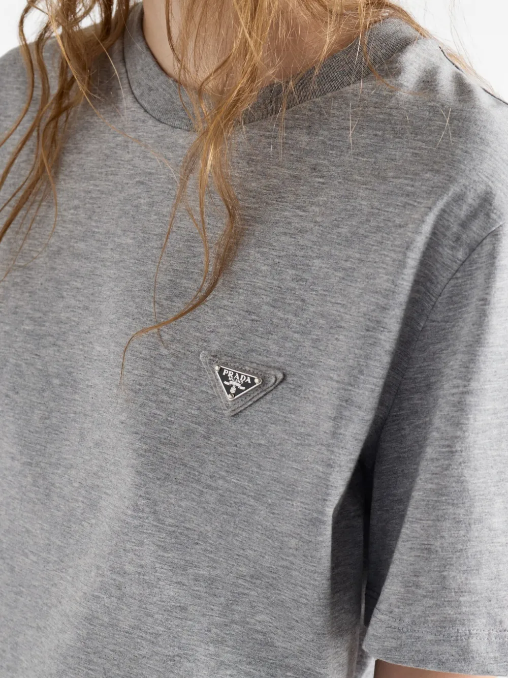 Prada T-shirt met logopatch Grijs