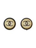 CHANEL Pre-Owned 1996 button clip-on earrings - Gold