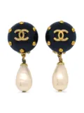 CHANEL Pre-Owned 1996 pearl dangle clip-on earrings - Black
