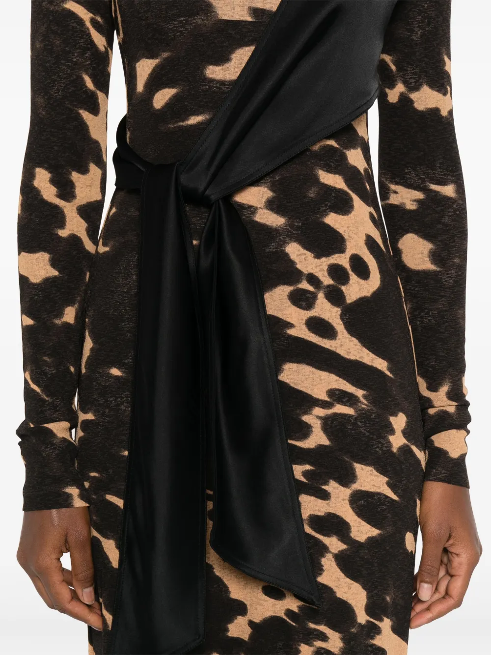 Nanushka Maxi-jurk met gestrikte taille en lange mouwen Bruin