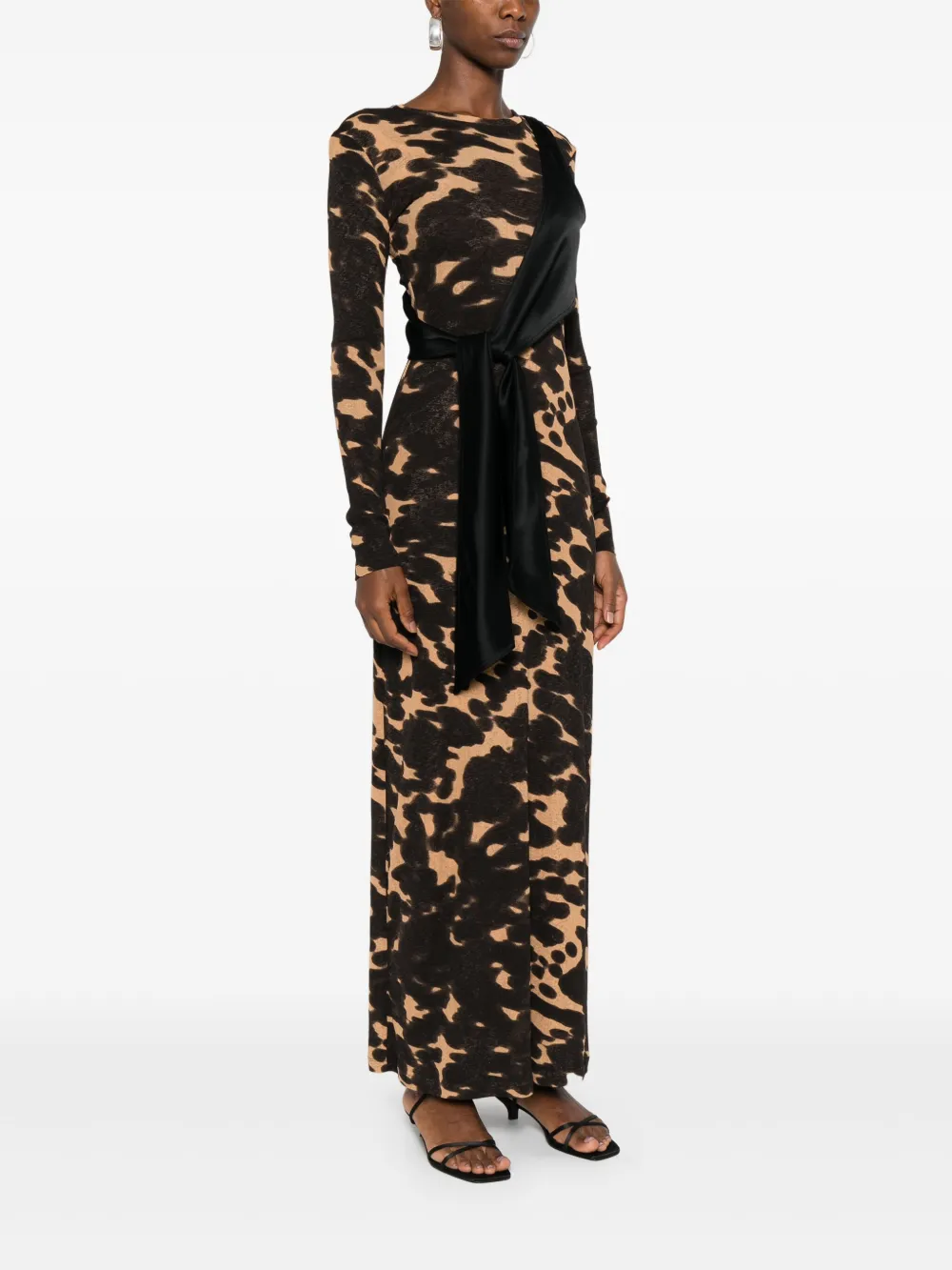 Nanushka Maxi-jurk met gestrikte taille en lange mouwen Bruin