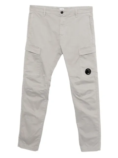 C.P. Company pantalones cargo con placa del logo