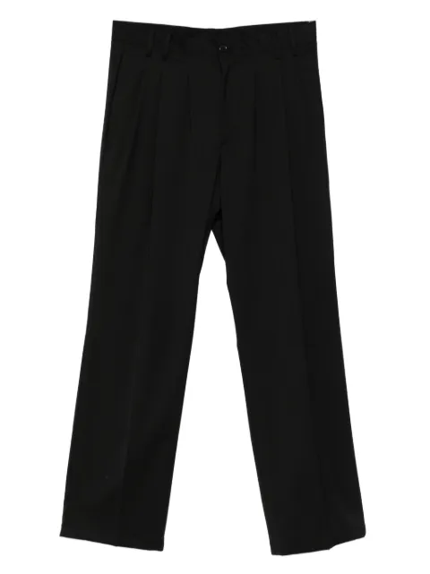 Costumein pantalones plisados
