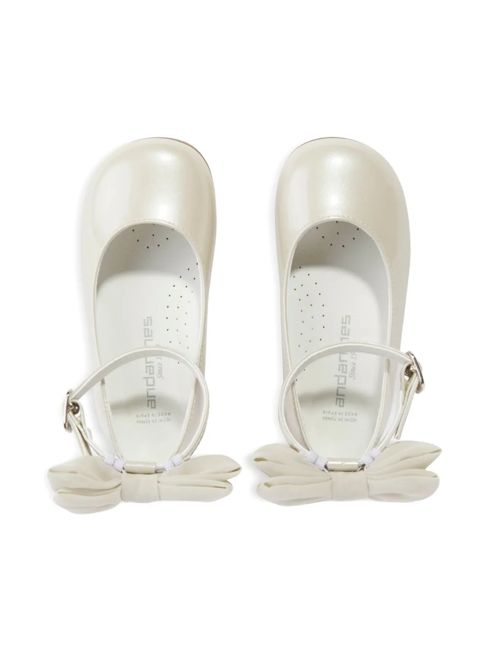 Andanines Girls Patent Leather Bow Shoes In Neutral