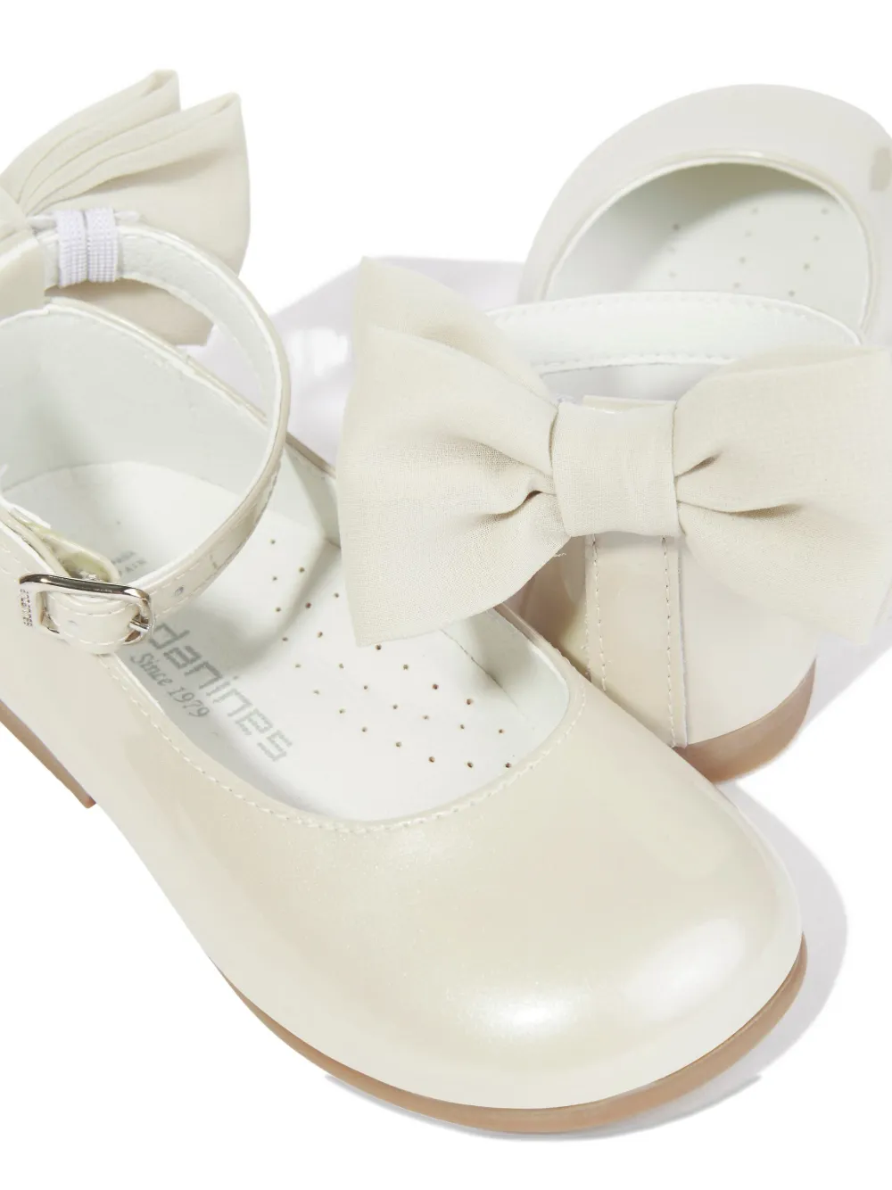 Andanines Girls Patent Leather Bow Shoes In Neutral