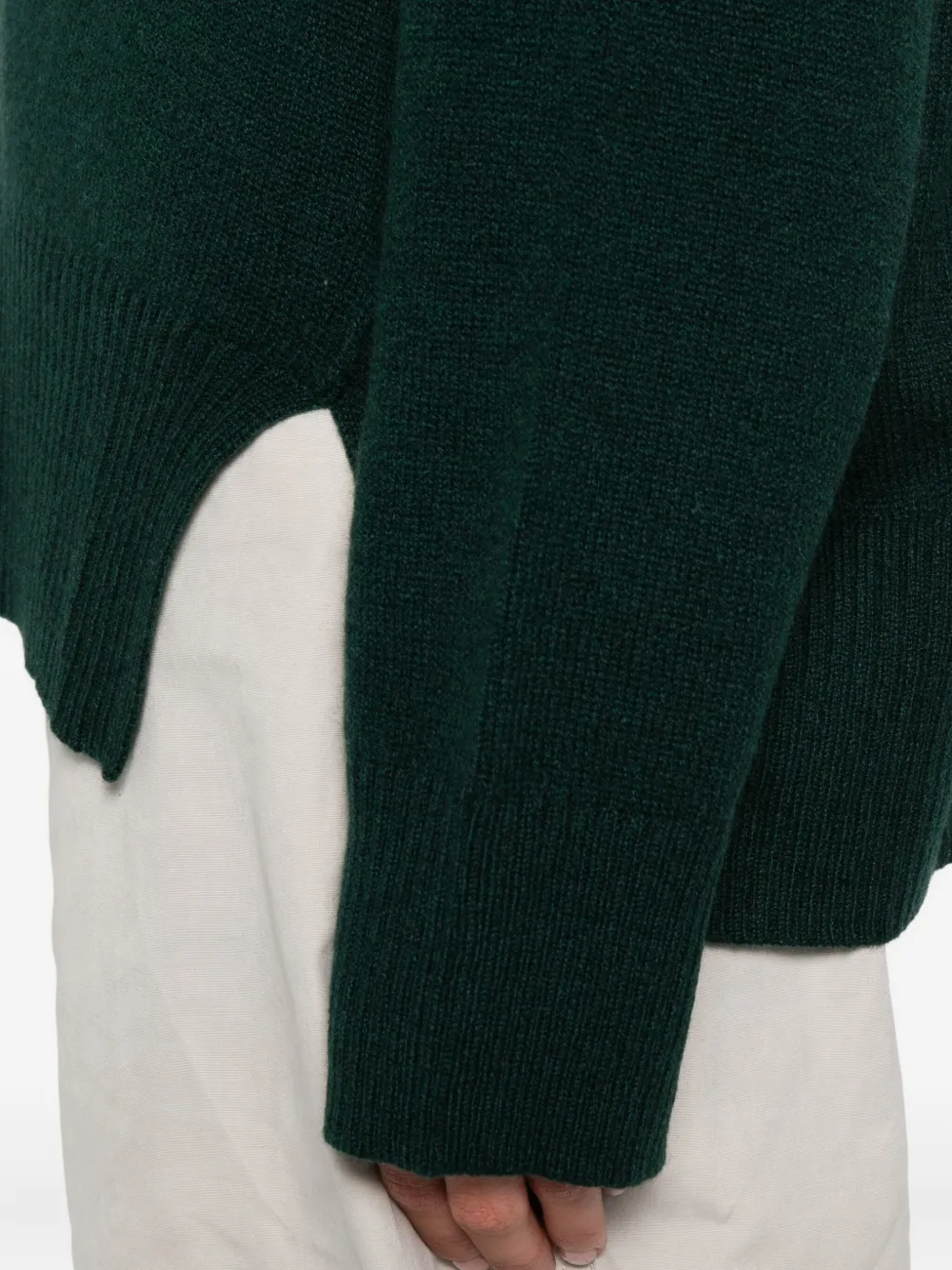 Beyou Side-split Round-neck Sweater In Green