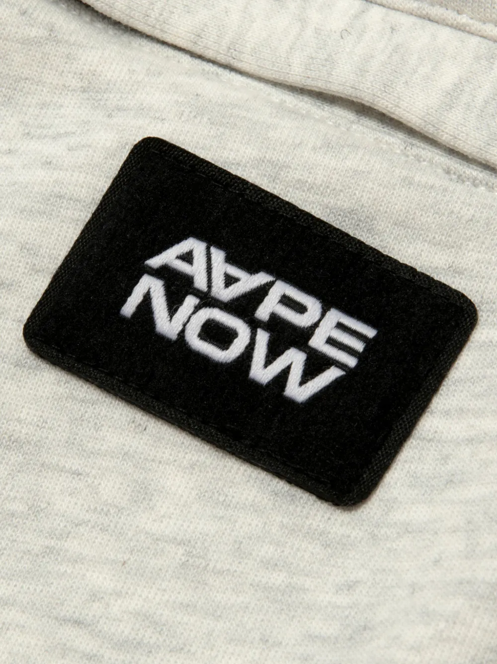 AAPE BY *A BATHING APE Broek met logopatch en cargo-zak Wit