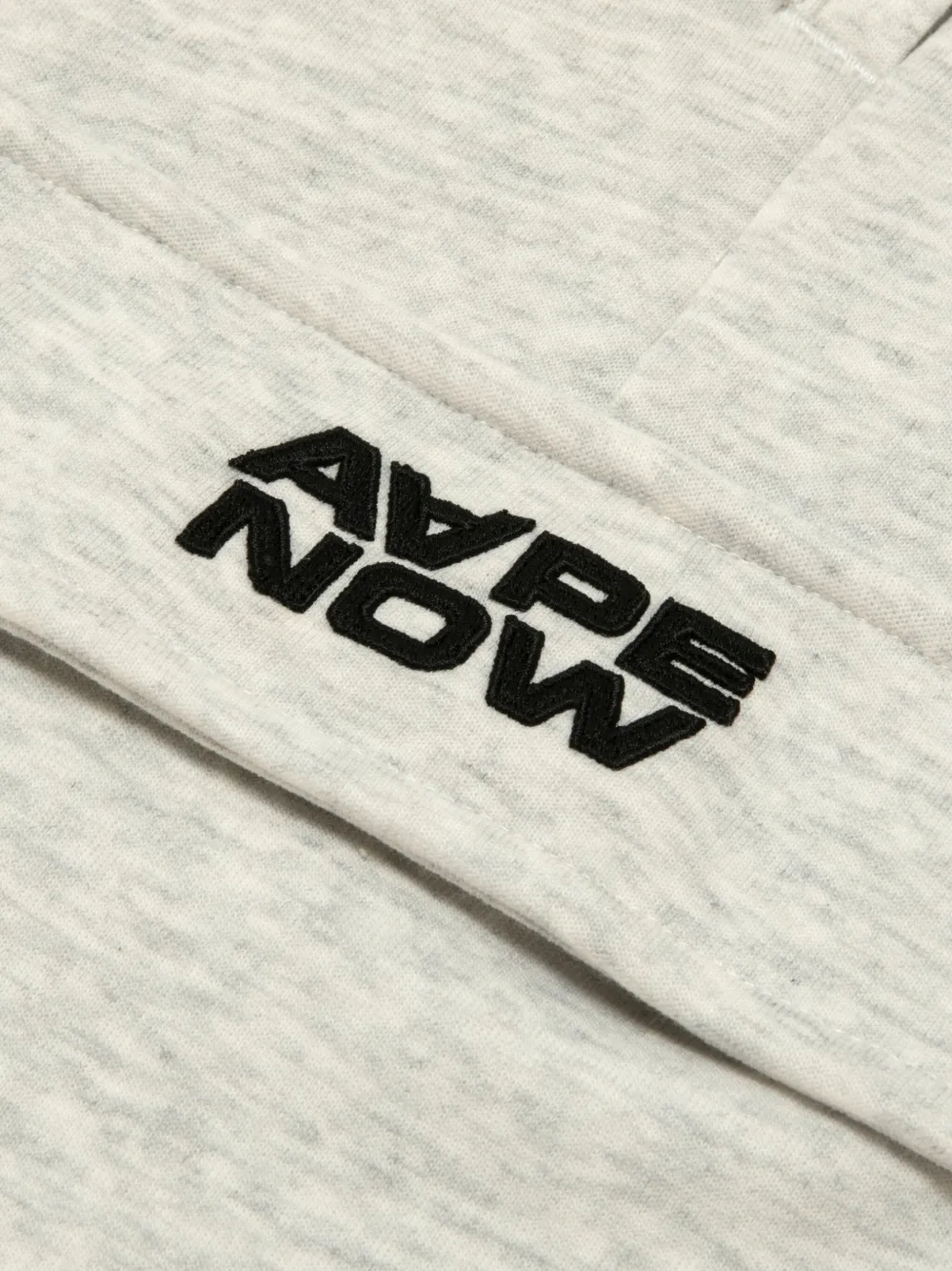 AAPE BY *A BATHING APE Broek met logopatch en cargo-zak Wit
