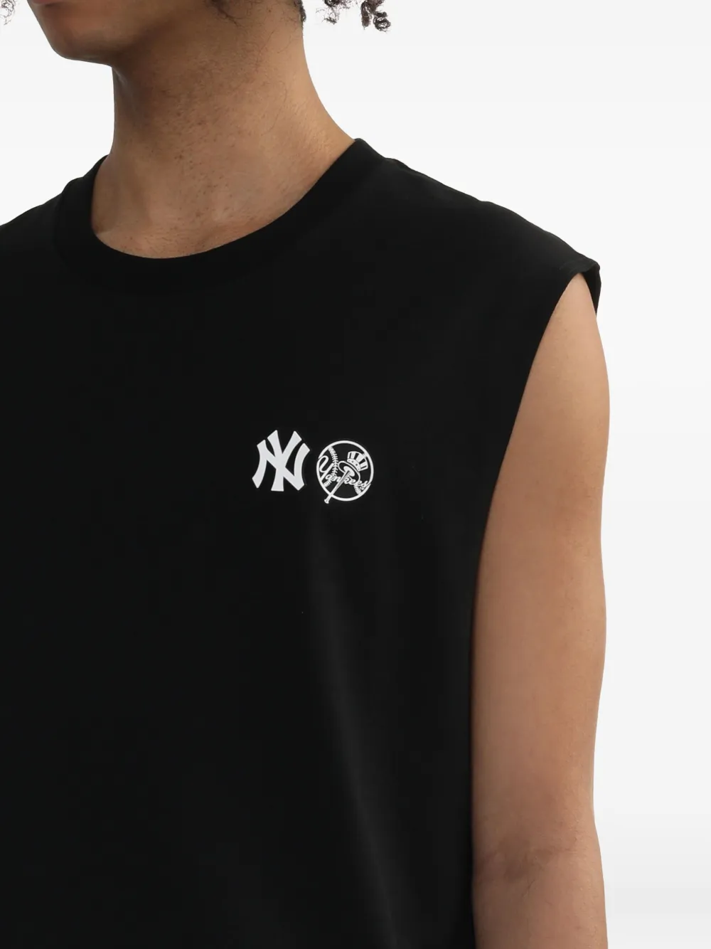 NEW ERA CAP Mouwloze top met logodetail Zwart