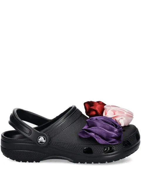 Crocs flip flops con aplique floral