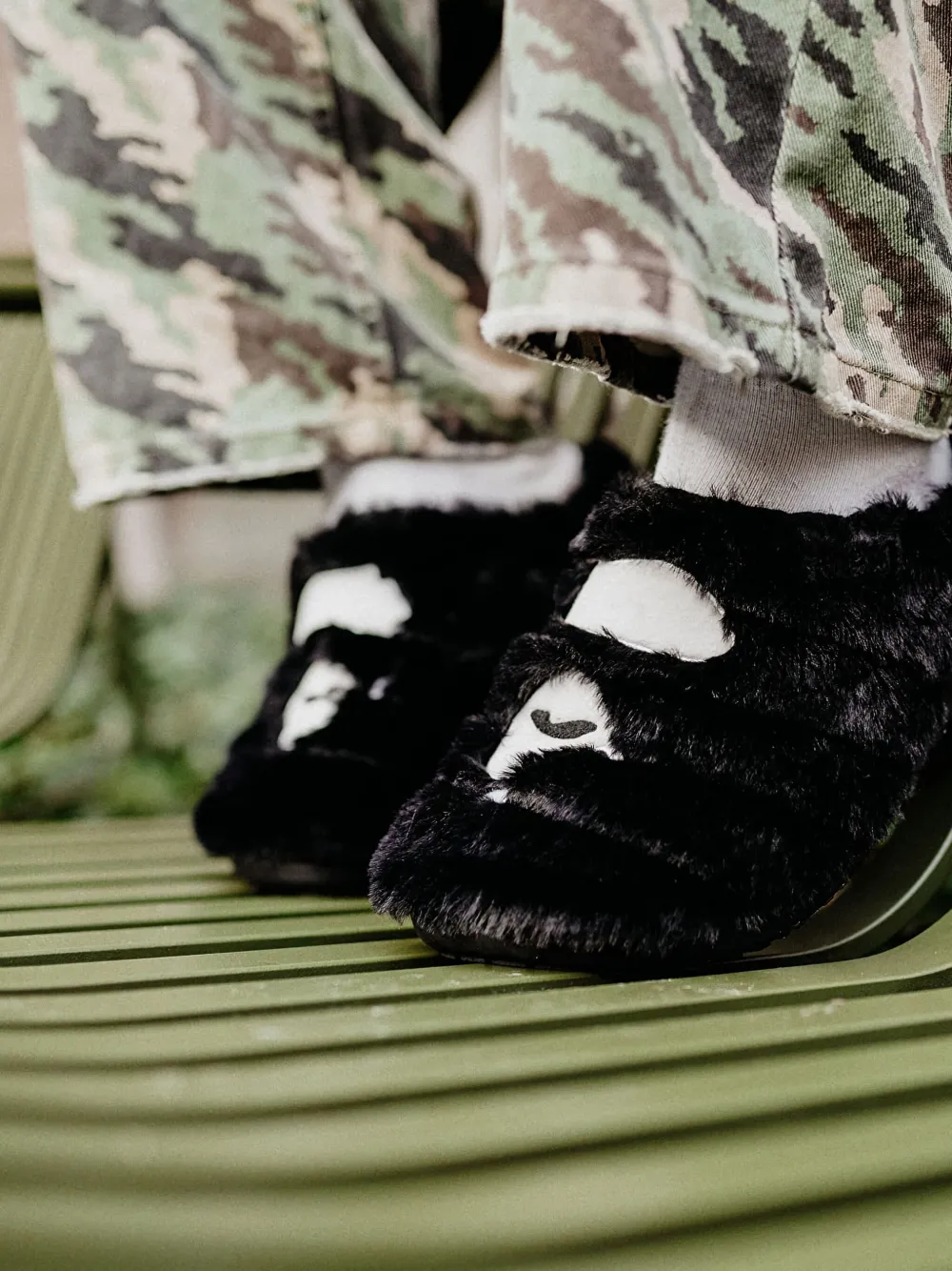 A BATHING APE head quilted fur slippers Black
