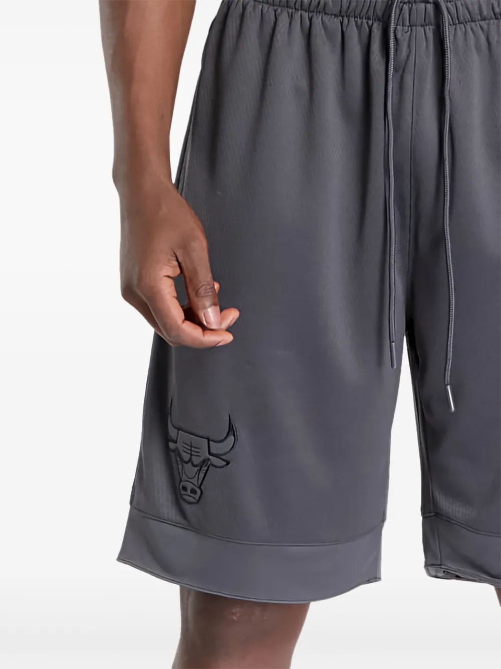 New Era Chicago Bulls Nba Tonal Mesh Track Shorts In Gray