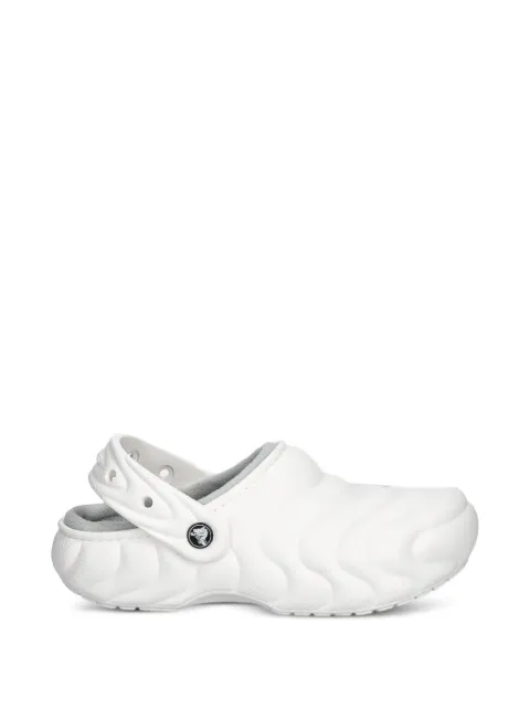 Crocs flip flops con diseño texturizado