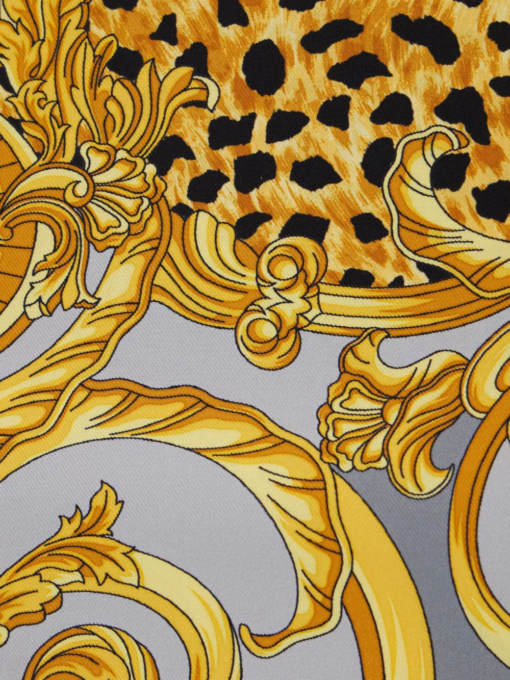 Versace Zijden sjaal met barok luipaardprint Geel