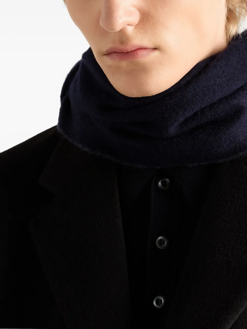 Prada triangle-logo fringe scarf Zwart