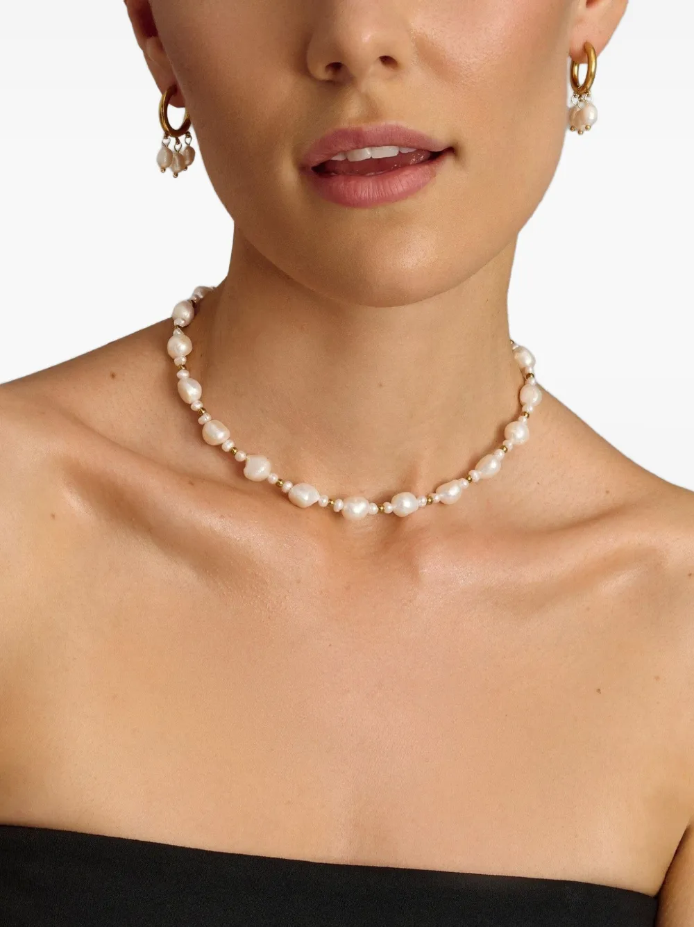 Nialaya Jewelry gold hoop pearl earrings - Goud