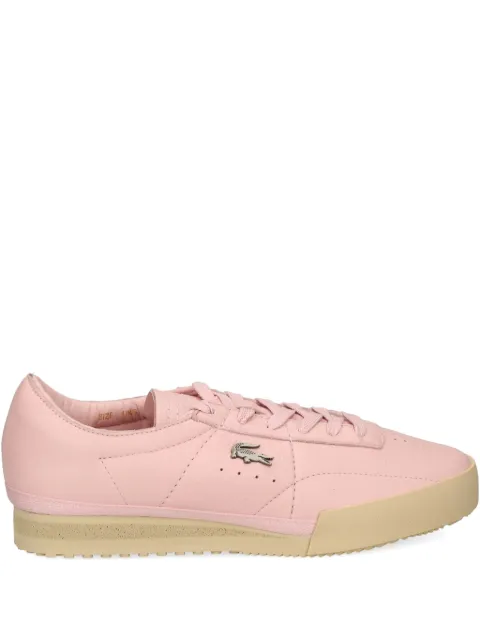 Lacoste tenis con placa del logo