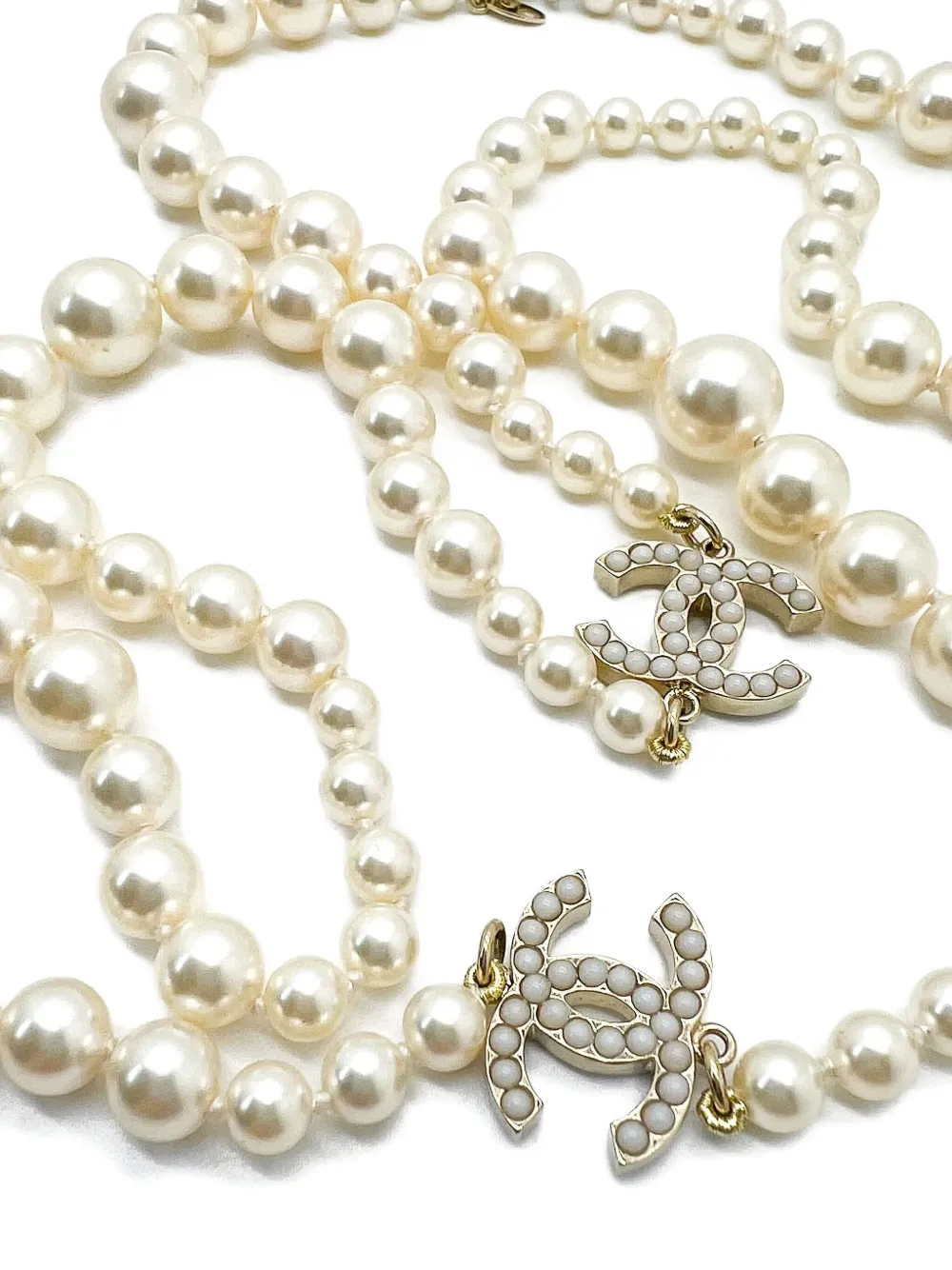 CHANEL Pre-Owned 2009 pearl-embellished CC-logo necklace | Image 2