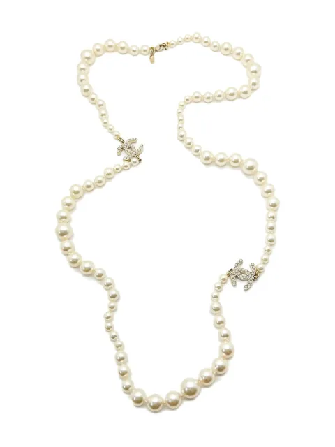 CHANEL Pre-Owned 2009 pearl-embellished CC-logo necklace