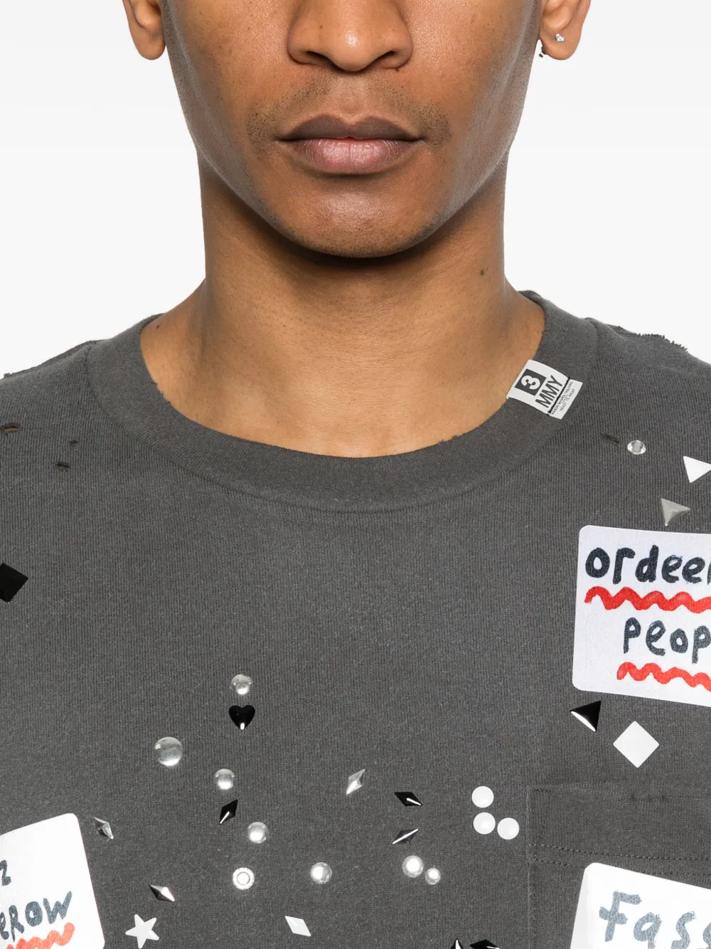 Maison MIHARA YASUHIRO T-shirt verfraaid met sticker Grijs