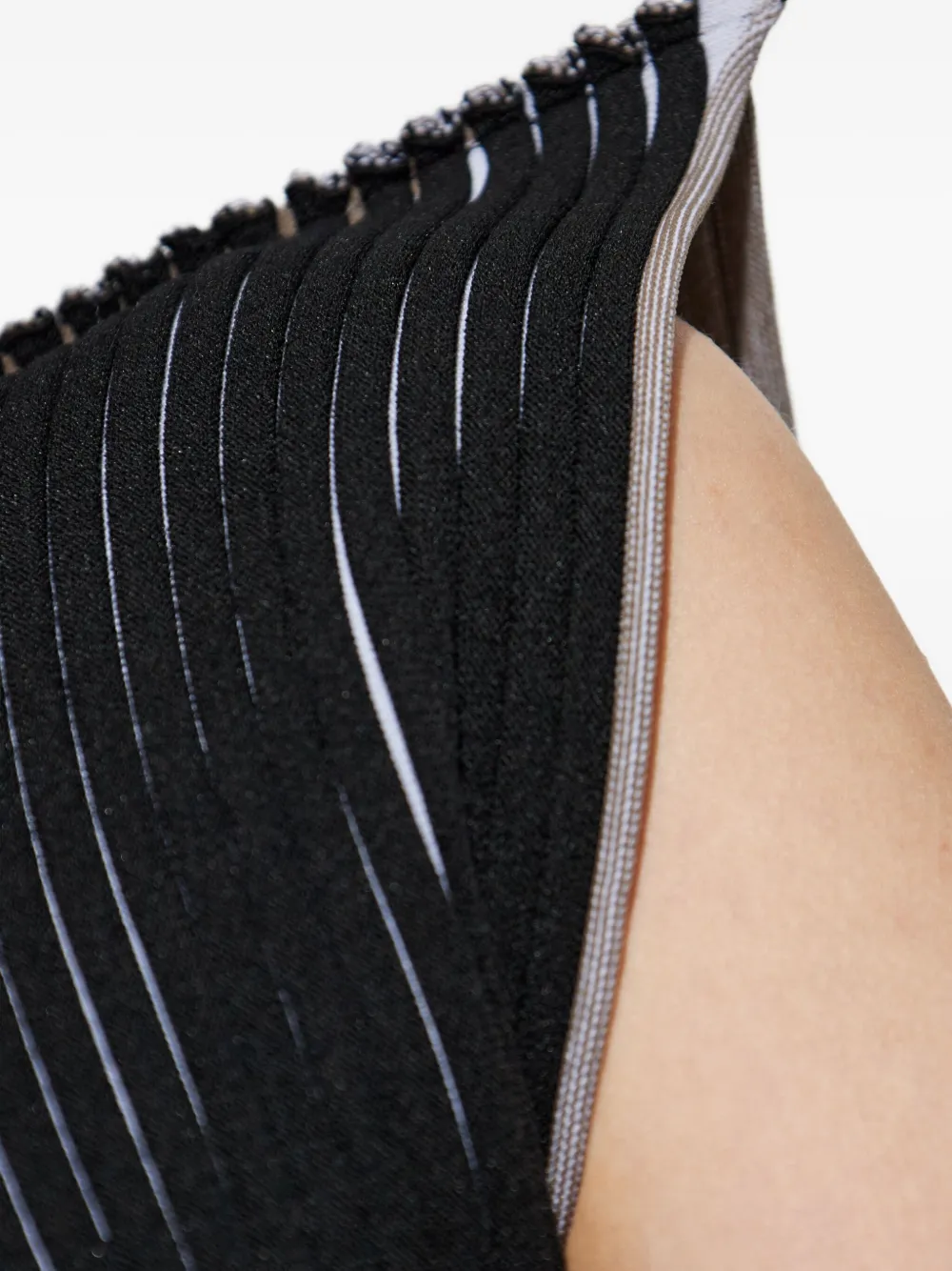 Issey Miyake Gestreepte geplooide top Zwart