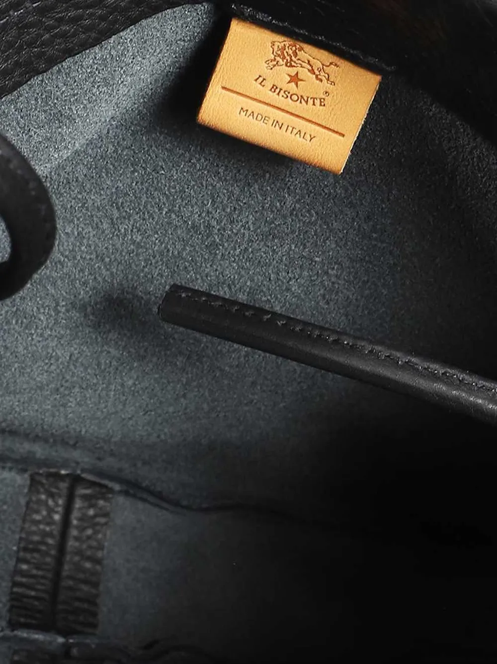Il Bisonte Drawstring Leather Cross Body Bag In Black