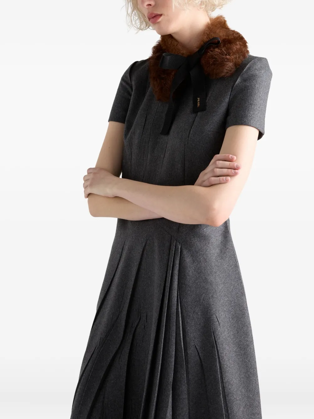 Prada Asymmetrische midi-jurk met korte mouwen Grijs