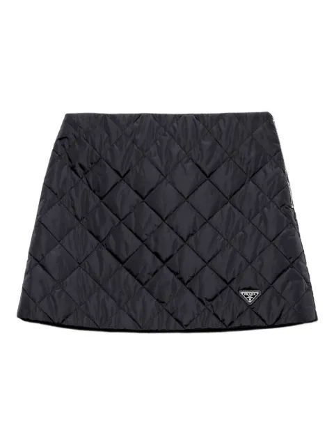 Prada falda corta capitonada con placa del logo
