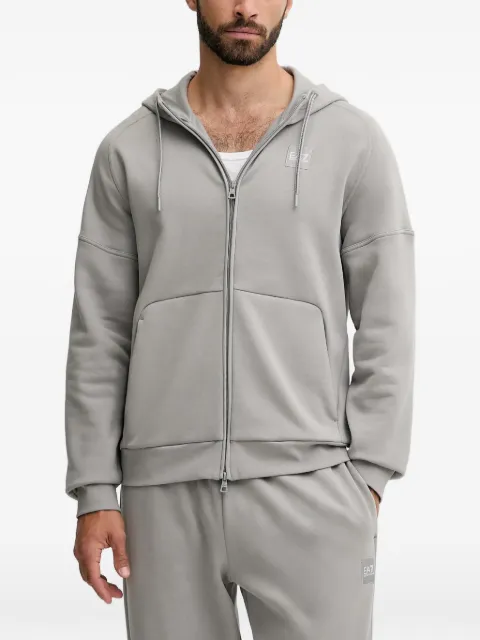 Ea7 Emporio Armani traje deportivo con detalle del logo
